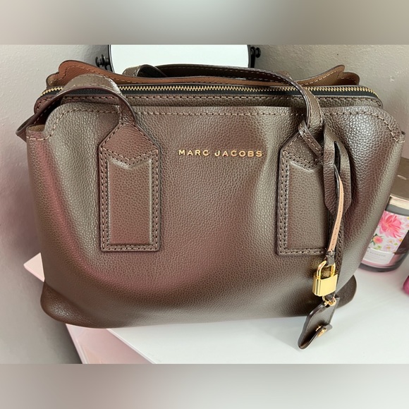 Marc Jacobs Handbags - 🤎AUTHENTIC MARC JACOBS TOP HANDLE HANDBAG WITH GOLD TONE HARDWARE 🤎